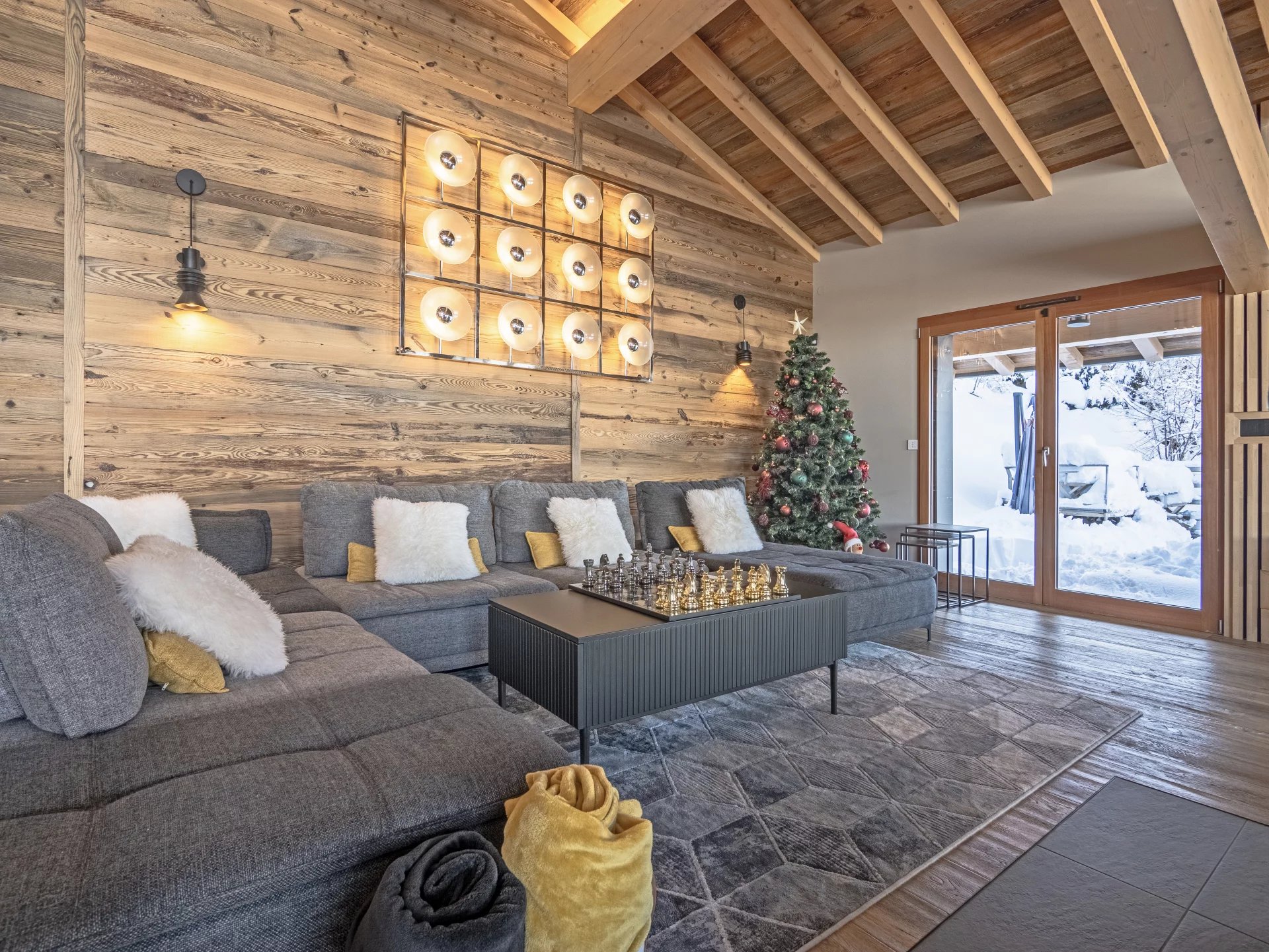 Salon en hiver, sapin devant les baies