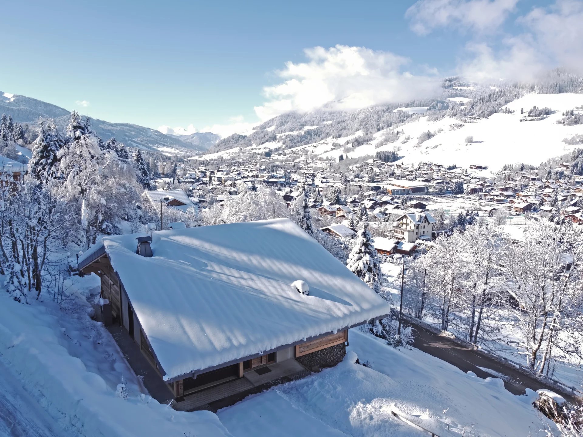 Toit enneigé au-dessus du village de Megève