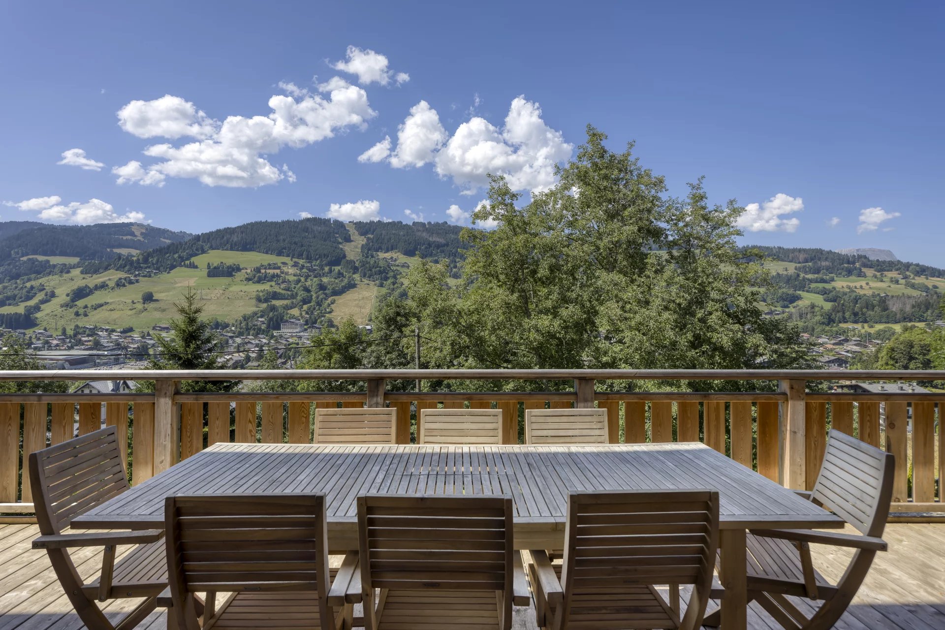 Terrasse bois, table, vallée verte