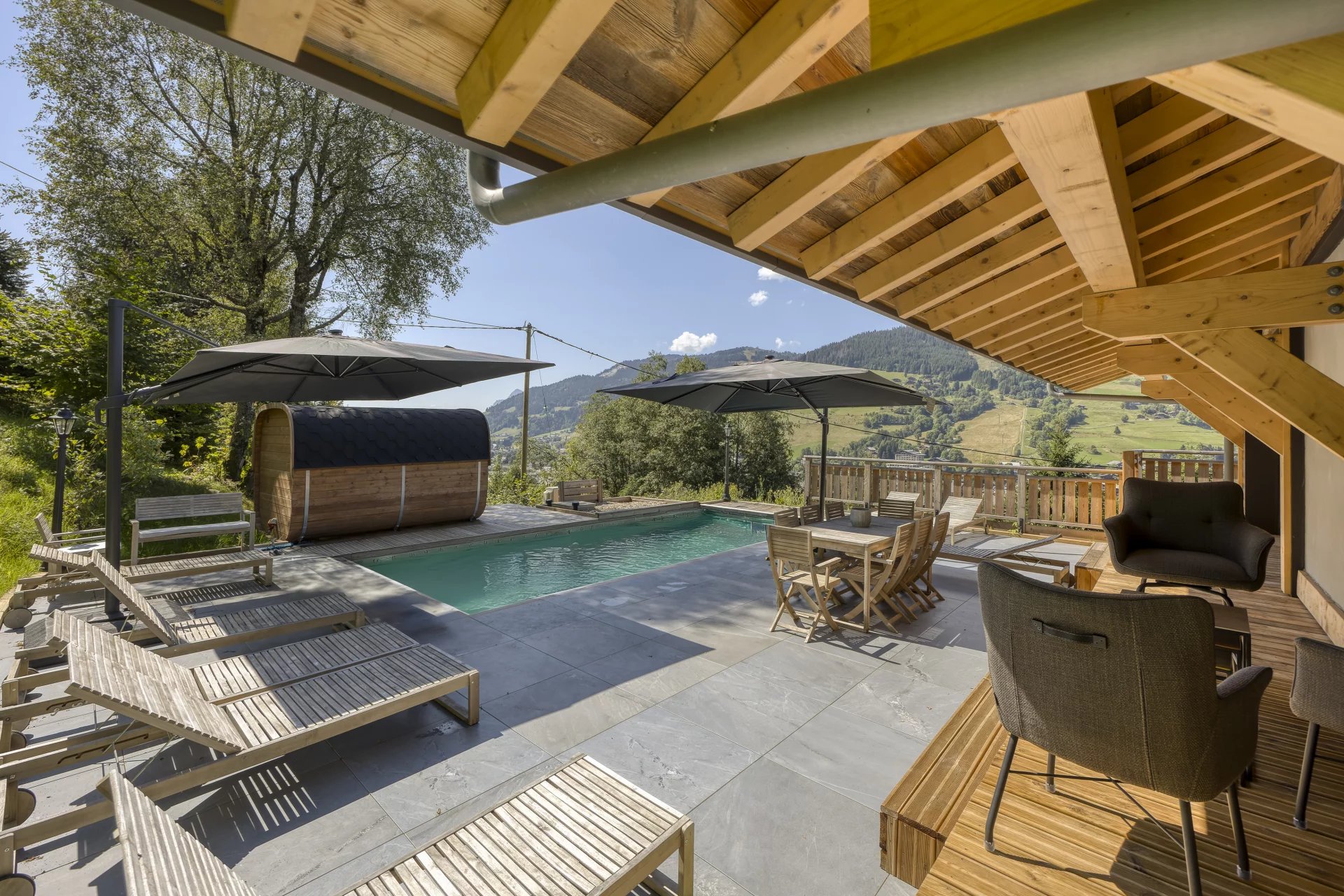 Piscine, transats, parasols, sauna tonneau