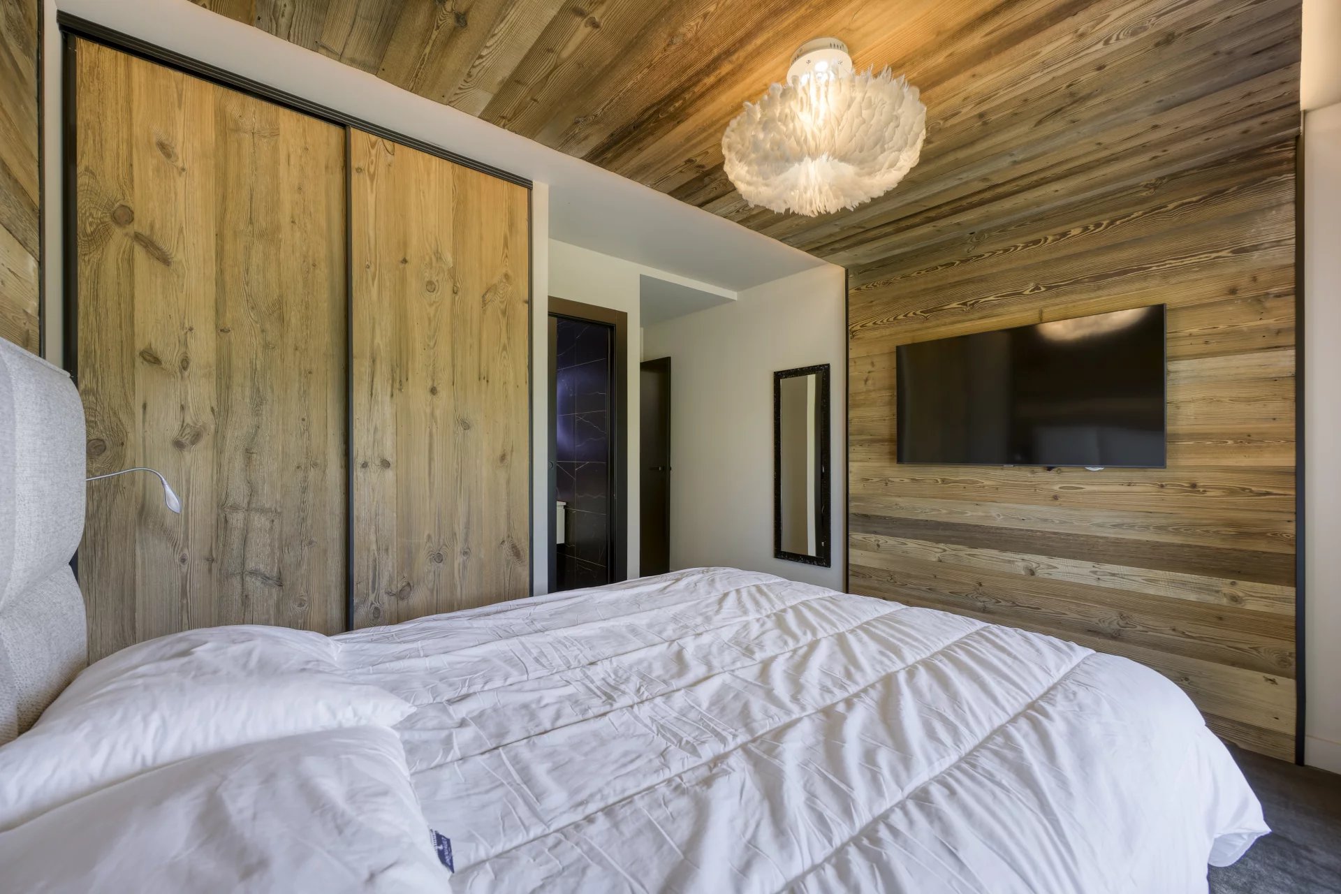 Chambre, placards en vieux bois