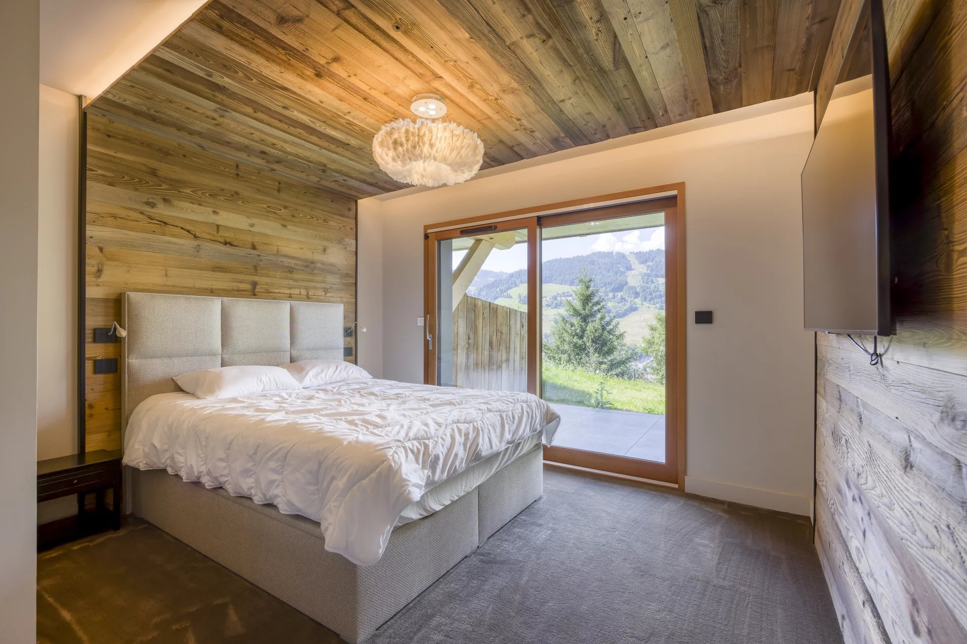 Chambre, baie vitrée sur la montagne